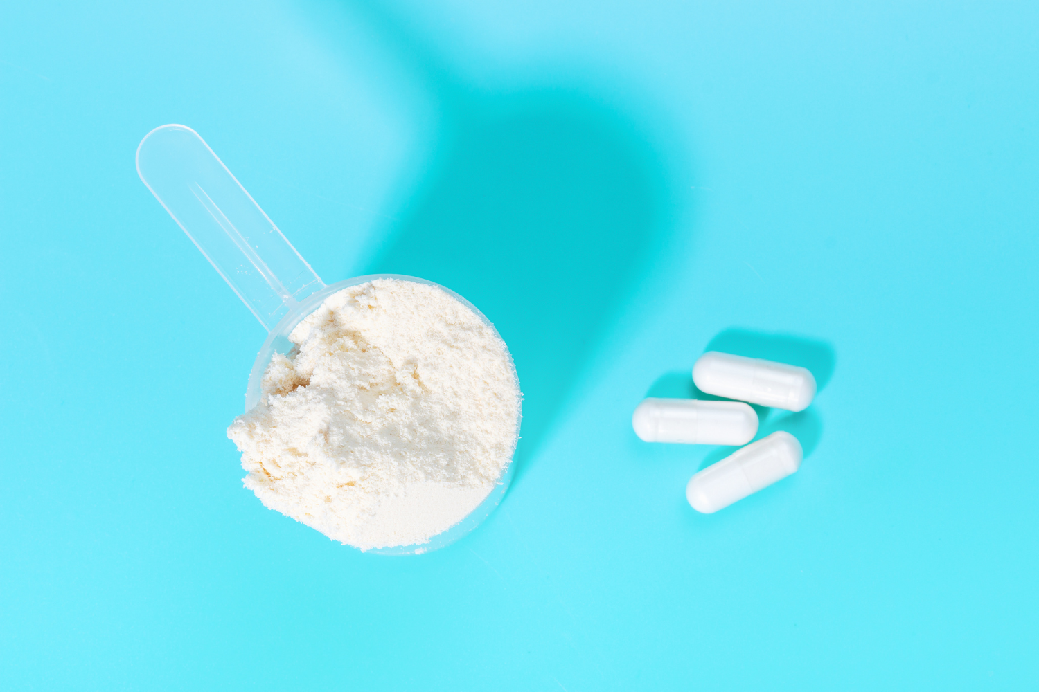 Image of protein powder and capsules.