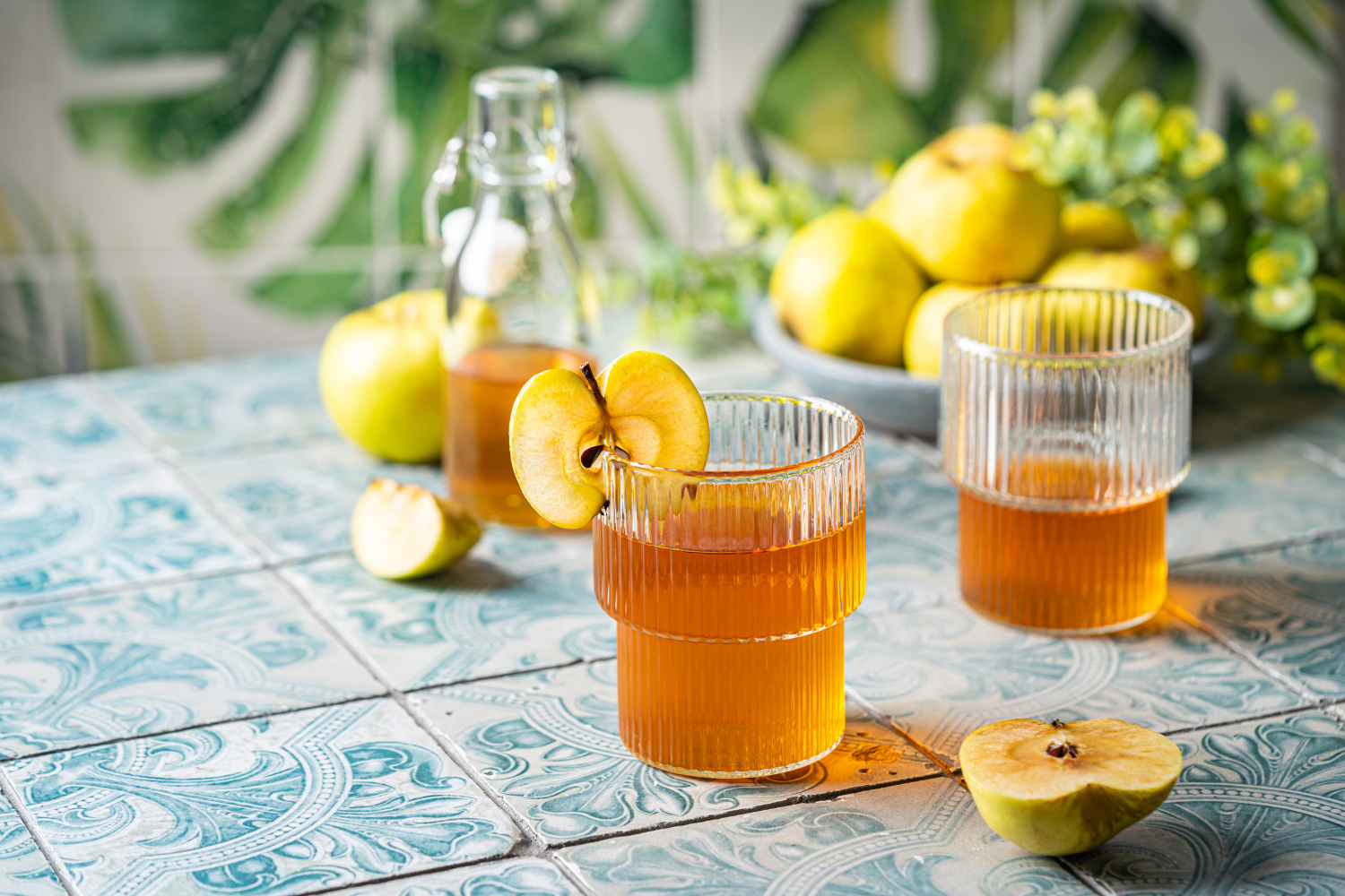 An image of apple cider vinegar on glasses.